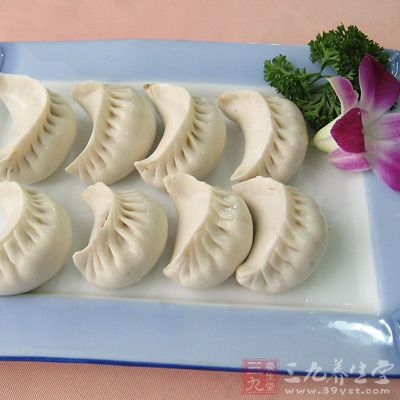加入餡，包成小餃子待用