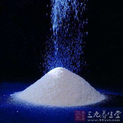 膠原蛋白由動物皮提取，皮中除膠原蛋白外還含有透明質酸、硫酸軟骨素等蛋白多糖