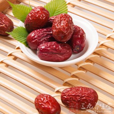 紅棗含有蛋白質、脂肪、糖、有機酸、胡蘿卜素及多種維生素和微量元素