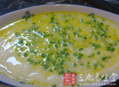 新鮮雞蛋一個。磕入碗中，用打蛋器調散