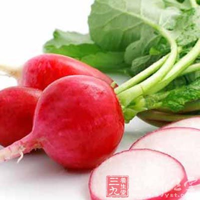 將紅白蘿卜洗淨切塊備用 將紅白蘿卜洗淨切塊備用