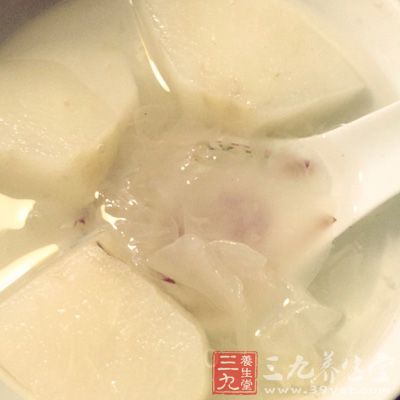 冰糖炖梨有消痰降火、潤肺涼心的功效