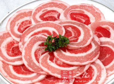五花肉切成麻將大小的塊,姜切片,蒜拍碎 五花肉切成麻將大小的塊,姜切片,蒜拍碎
