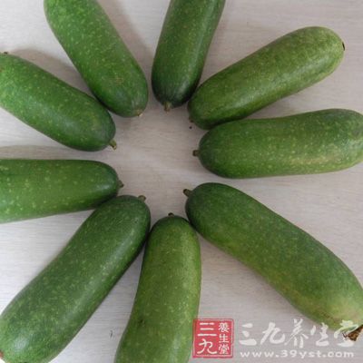 炒鍋放入清水和冬瓜塊,加幾粒花椒 炒鍋放入清水和冬瓜塊,加幾粒花椒