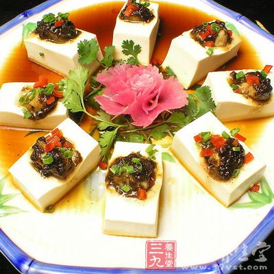豆腐皮用溫水泡軟,切成3厘米寬、30厘米長的片 豆腐皮用溫水泡軟,切成3厘米寬、30厘米長的片