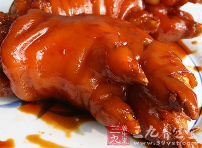 干海帶1片、豬蹄2只、黃豆1小碗