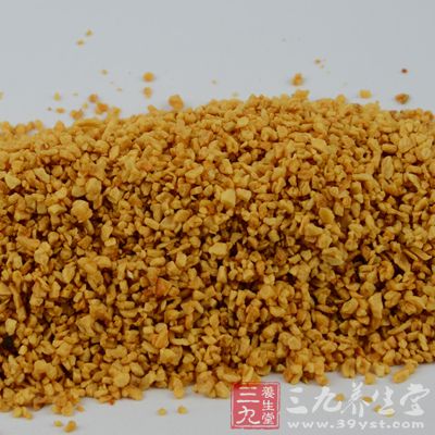 鍋內注入少許油加熱，下姜片、蒜粒、花椒、八角