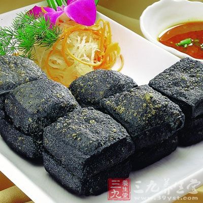再用筷子在每塊熟豆腐中間扎一個眼