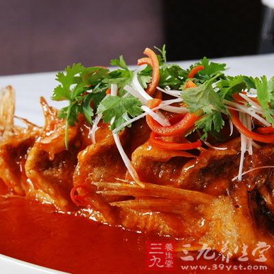 紅燒魚,炒茼蒿,蔥頭炒牛肉,蘑菇燒面筋 紅燒魚,炒茼蒿,蔥頭炒牛肉,蘑菇燒面筋