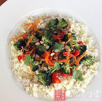將豬骨頭與薏米一起煮透煮爛，然後去油、濾渣，只剩下白色的肉湯