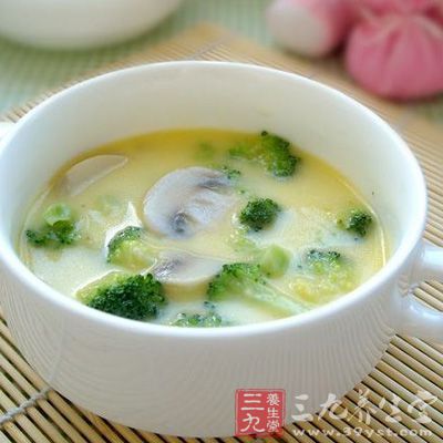 將烏雞洗淨、切塊，與人參、枸杞子一起小火炖2小時