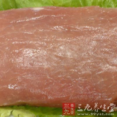 裡脊肉切成絲，用一點料酒和一勺蚝油抓捏均勻後