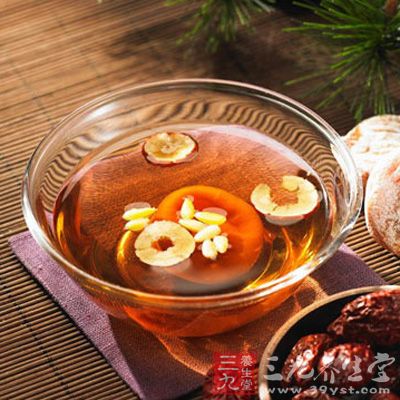 將紅棗放入350克沸水中小火煮3分鐘