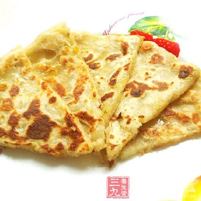 面粉120克、雞蛋半個、白糖15克、鹽1/4小匙、清水60毫升、香蕉1~2根、沙拉醬適量 面粉120克、雞蛋半個、白糖15克、鹽1/4小匙、清水60毫升、香蕉1~2根、沙拉醬適量