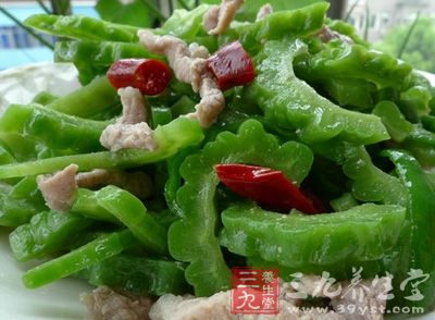 苦瓜炒肉絲可清熱消暑，開胃祛濕