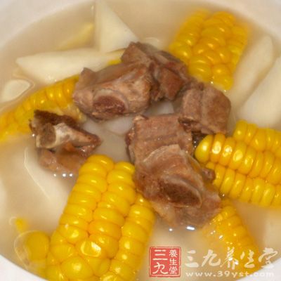 將排骨切成5厘米的條，放入沸水中汆約5分鐘，洗淨，瀝干水分