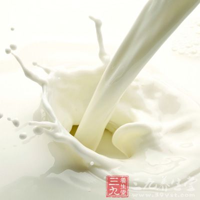 雞蛋水煮，煮熟後，剝去蛋殼，取出蛋黃並將其研碎，加入溫熱的牛奶，充分攪拌均勻便可