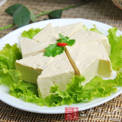 油菜作為點綴放在盤子四周