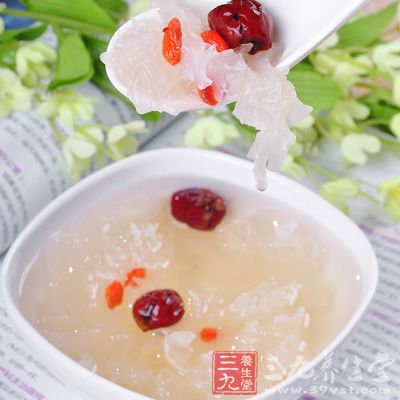 冬季進補食譜6、乳鴿銀耳湯