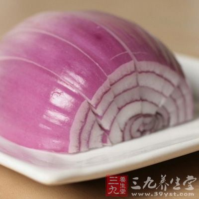 將蔥花、姜片、蒜片在油鍋內炒一下 將蔥花、姜片、蒜片在油鍋內炒一下