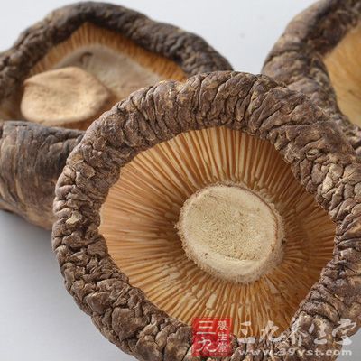 75克干冬菇，2個青椒，1根胡蘿卜