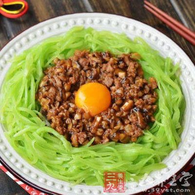 將豆瓣醬塗抹在莴筍上，重新放入小缸內。醬制3-4天後，即可食用