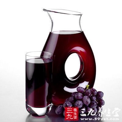 果汁含有大量的天然糖、維生素、微量元素和有機酸,適合體力衰竭時多喝,促進新陳代謝 果汁含有大量的天然糖、維生素、微量元素和有機酸,適合體力衰竭時多喝,促進新陳代謝