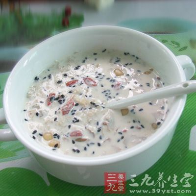 芝麻粥具有很好的補腎、潤腸以及通便的作用