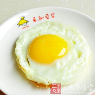 把煎盤放入微波爐內，用微波爐高段火力預熱2分鐘