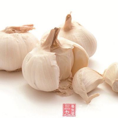 大蒜和臘腸搭配，可以有效防止臘腸中的亞硝酸鹽危害身體