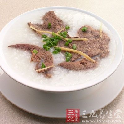 取豬肝150克，洗淨切成小塊，放入100克洗淨的粳米中