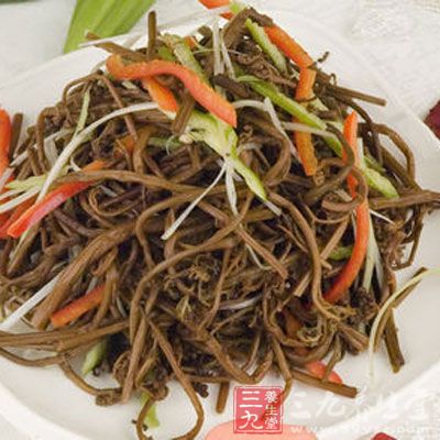 蕨菜洗淨，切成3厘米長的段