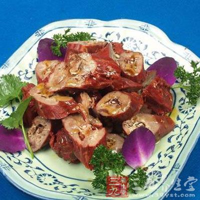 仔兔肉洗淨切成丁,入沙鍋煮沸 仔兔肉洗淨切成丁,入沙鍋煮沸