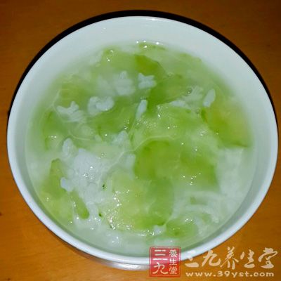 經常食用黃瓜粥，能消除雀斑、增白皮膚