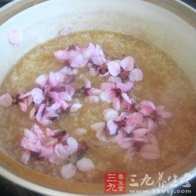 桃花含有香豆精、維生素a、維生素c等