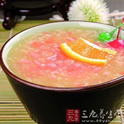 菊花中含有香精油、菊花素、腺嘌呤、氨基酸和維生素等物質