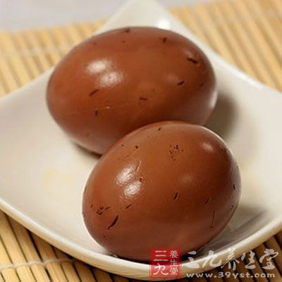 用清水煮雞蛋至蛋清凝固