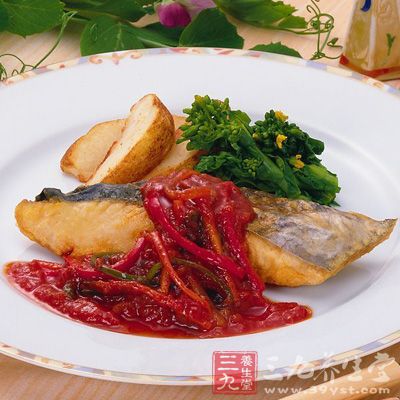 鳕魚用適量鹽和料酒腌一下,然後上籠蒸8—10分鐘,取出待用 鳕魚用適量鹽和料酒腌一下,然後上籠蒸8—10分鐘,取出待用