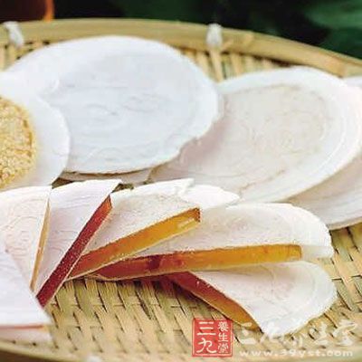 將茯苓研成粉末，與面粉和水混合後做成餅