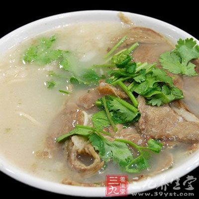 材料：羊肉500克、蔥、姜、枸杞、山楂、鹽適量