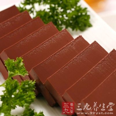 鴨血味鹹，性寒，有補血解毒的功效