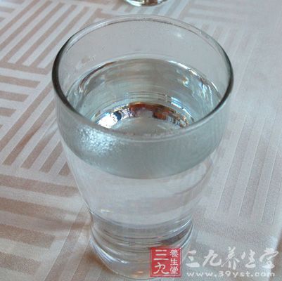 冬季一般每日補水應很多於2000-3000毫升 冬季一般每日補水應很多於2000-3000毫升
