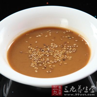 芝麻醬富含蛋白質、氨基酸及多種維生素和礦物質，有很高的保健價值