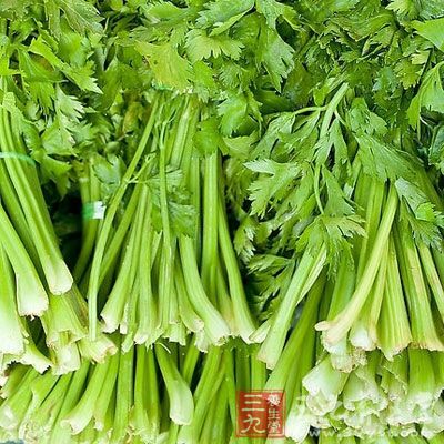 其實芹菜葉含多量維生素和礦物質，纖維也不少