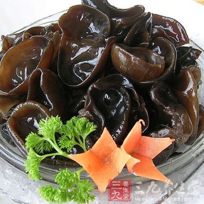 黑木耳中含有多糖，它具有很強的抗凝血作用