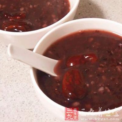 吃粥能夠溫暖人的脾胃，幫助人消化掉胃中的積食