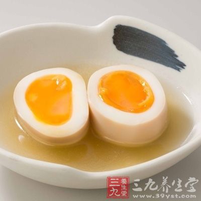 雞蛋中加糖，盡可能等稍涼後放入攪拌