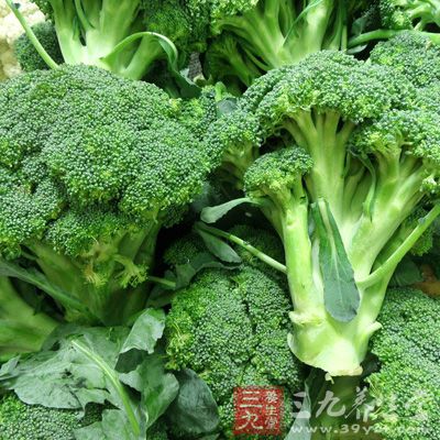 西蘭花含有豐富的維生素A、維生素C和胡蘿卜素，能增強皮膚的抗損傷能力、有助於保持皮膚彈性