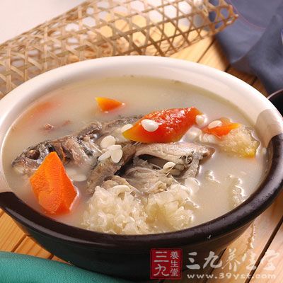 將處理好的鲫魚兩面抹鹽，放姜片於魚腹、魚外，腌制15分鐘