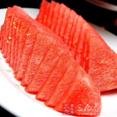 西瓜性寒，屬生冷之品，進食後不僅大大降低羊肉的溫補作用，且有礙脾胃